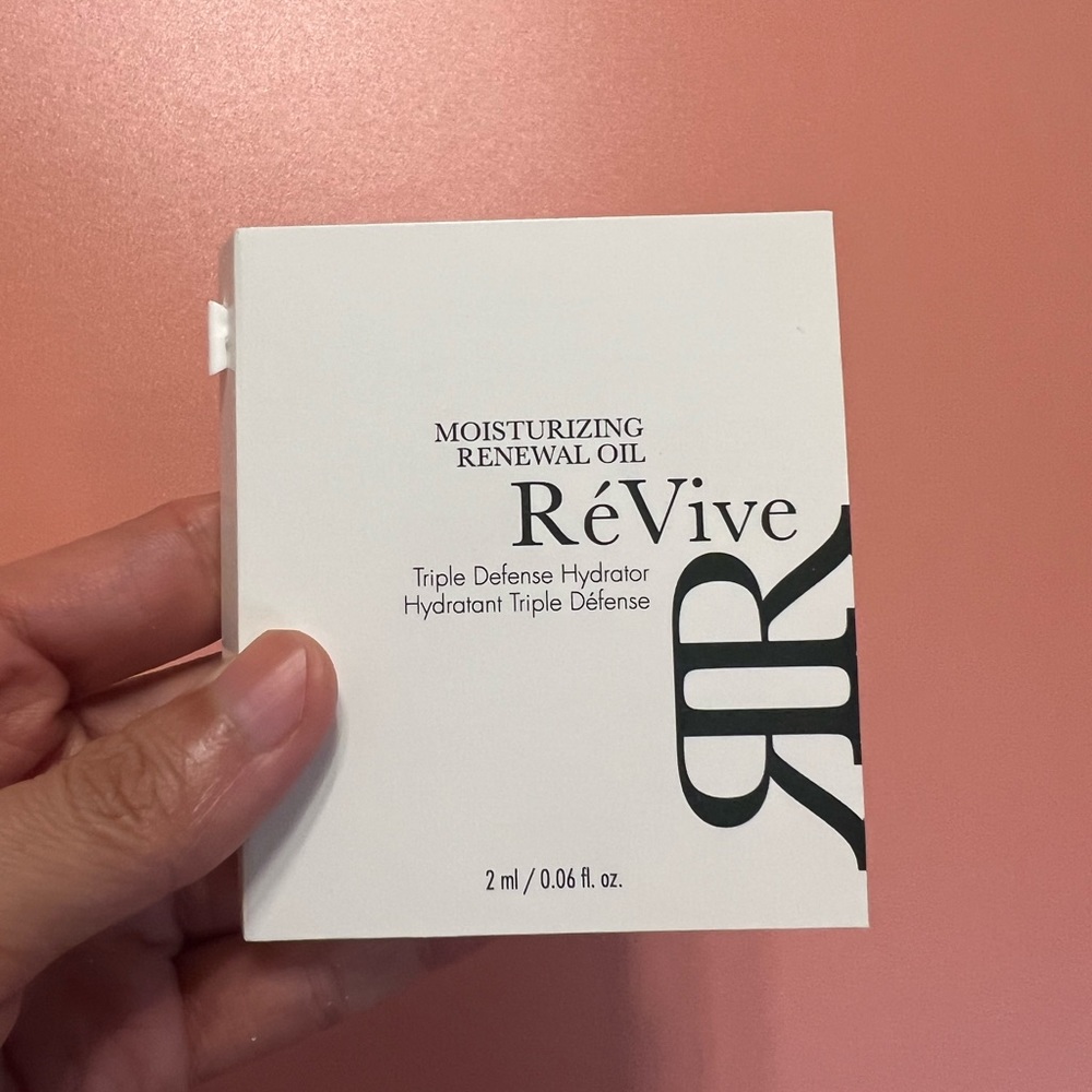 Revive moisturizing renewal oil 2ml
Brand new